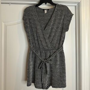 BLACK/WHITE COMFY STRETCHY ROMPER